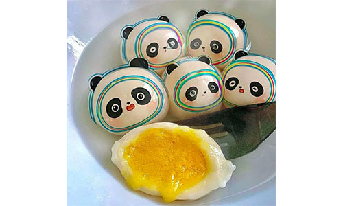 萬家(jiā)燈火(huǒ)鬧元宵，一(yī)碗湯圓瑞氣盈。祝您元宵佳節快(kuài)樂(yuè)，月(yuè)圓人(rén)圓事(shì)事(shì)圓！