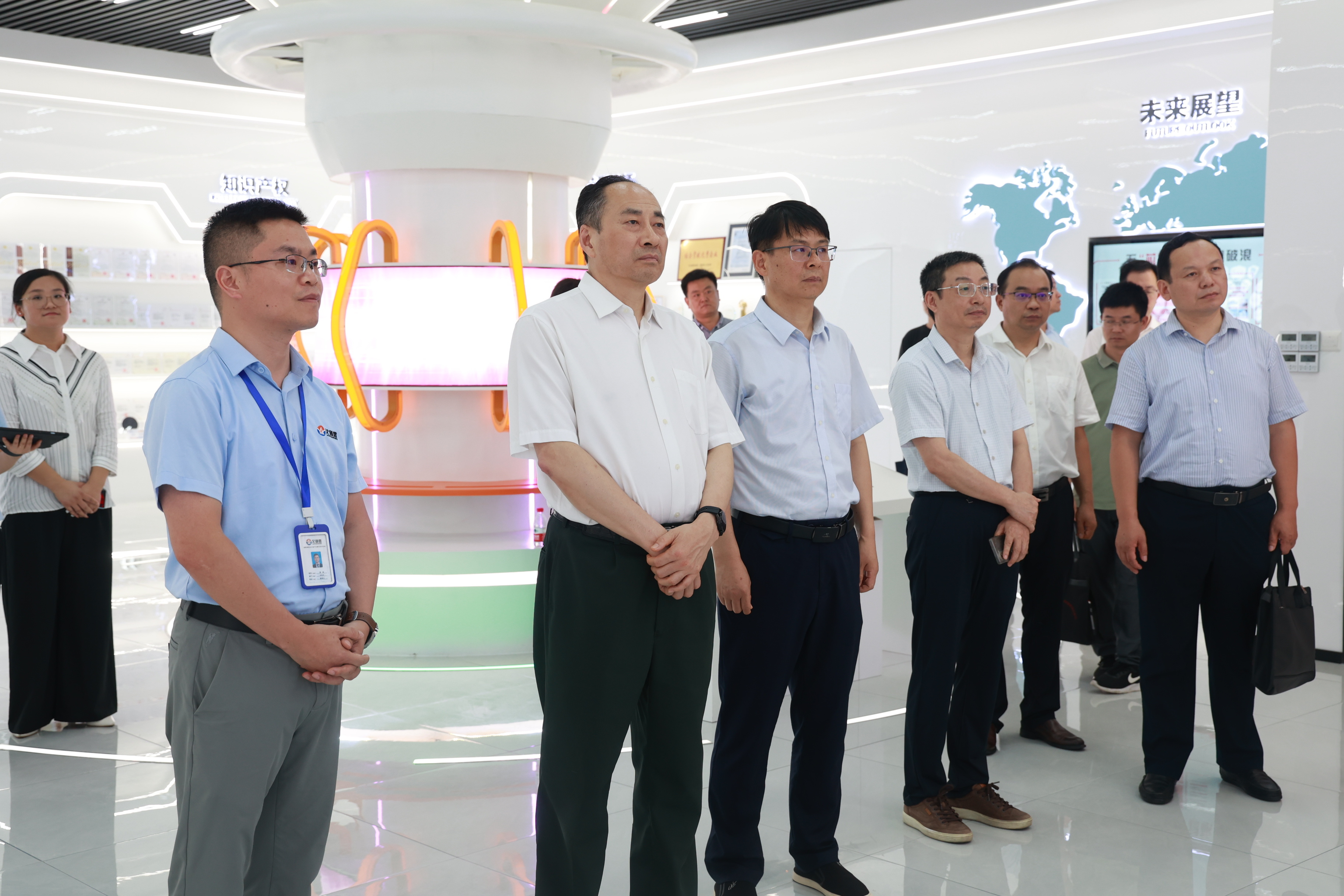 省數(shù)據資源管理(lǐ)局領導  莅臨艾創微(wēi)調研指導
