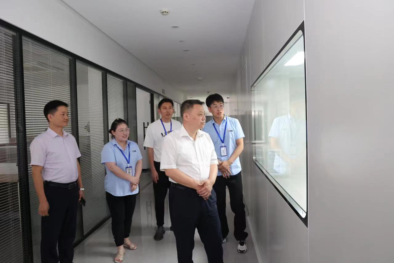 合肥市(shì)委常委陳曉波一(yī)行(xíng)莅臨艾創微(wēi)總部新辦公大(dà)樓調研