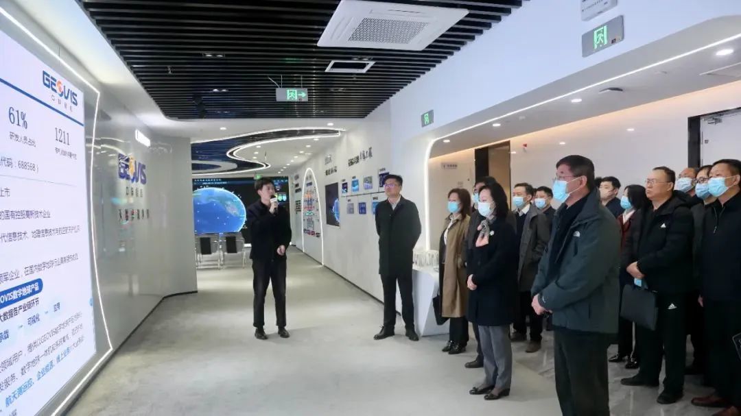 艾創微(wēi)董事(shì)長(cháng)潘俊參加省國(guó)資委組織的(de)實地(dì)見(jiàn)學活動