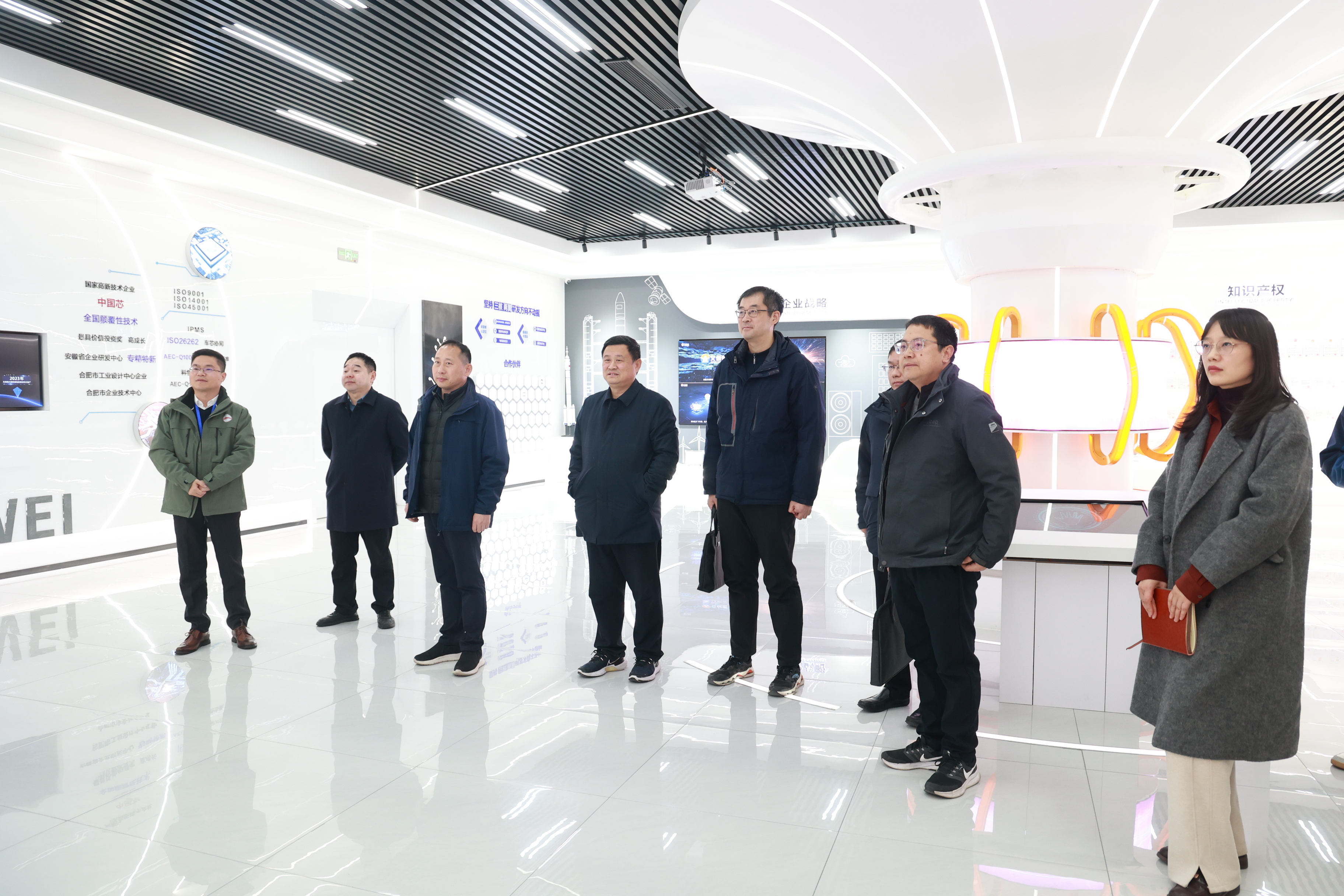 合肥工(gōng)業(yè)大(dà)學領導莅臨艾創微(wēi)調研指導